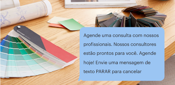 Bolha de SMS contra o fundo da mesa de um designer de interiores